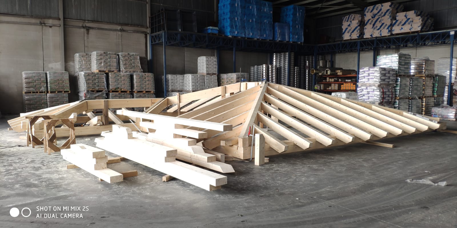 Cubierta de madera en proceso de construcción en las instalaciones