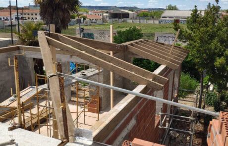 Proceso de instalación de cubierta de madera en vivienda