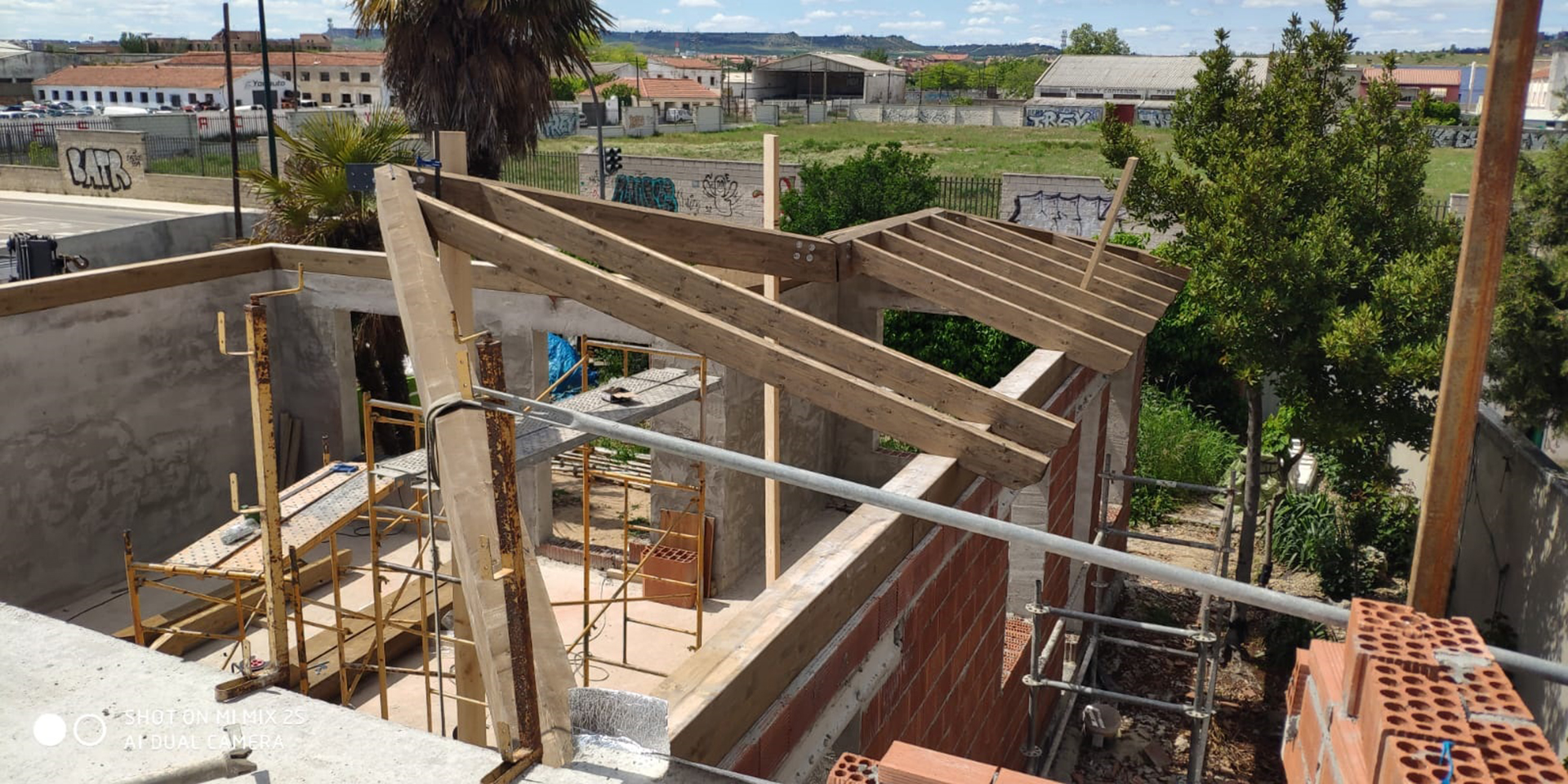 Proceso de instalación de cubierta de madera en vivienda